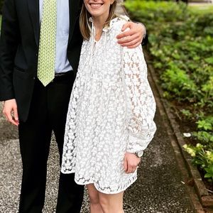 Beautiful white embroidered Zara dress! Size XS. GREAT CONDITION! Looks new